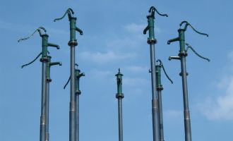 Wolfgang Buntrock, Frank Nordiek: Ein Wasserfall für den Fläming, Kunstwerk an der Nordroute des Kunstwanderweges, Foto: Naturparkverein Hoher Fläming e.V.